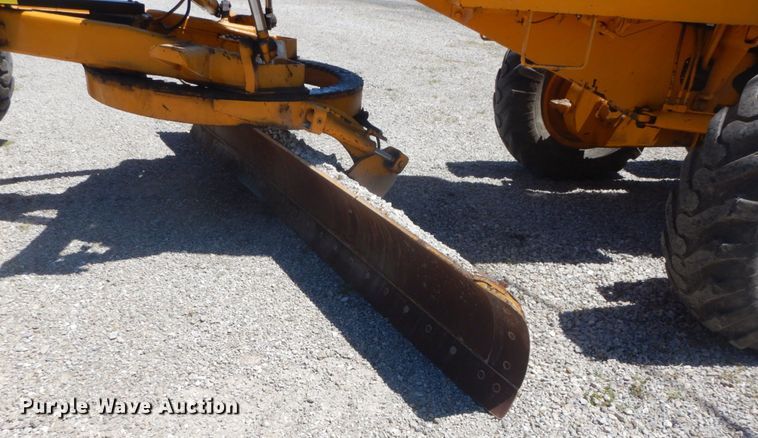 image for item IT9198 1984 John Deere 570A  motor grader