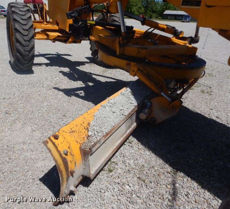 image for item IT9198 1984 John Deere 570A  motor grader