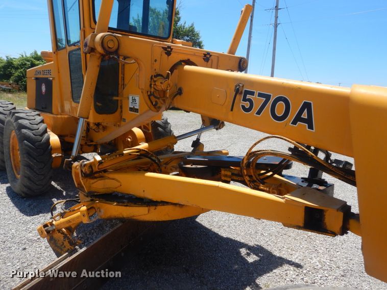 image for item IT9198 1984 John Deere 570A  motor grader