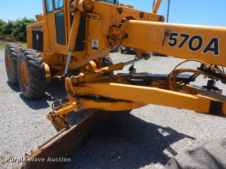 image for item IT9198 1984 John Deere 570A  motor grader