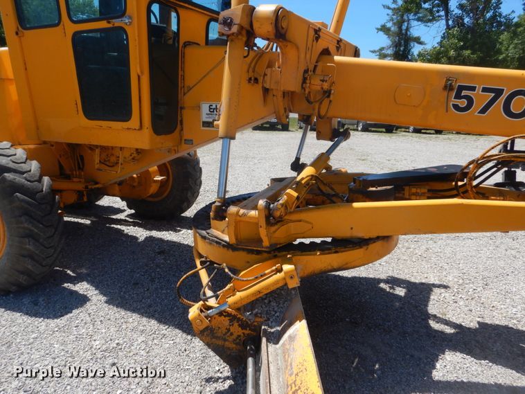 image for item IT9198 1984 John Deere 570A  motor grader