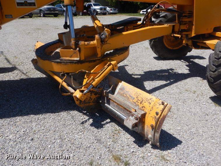 image for item IT9198 1984 John Deere 570A  motor grader