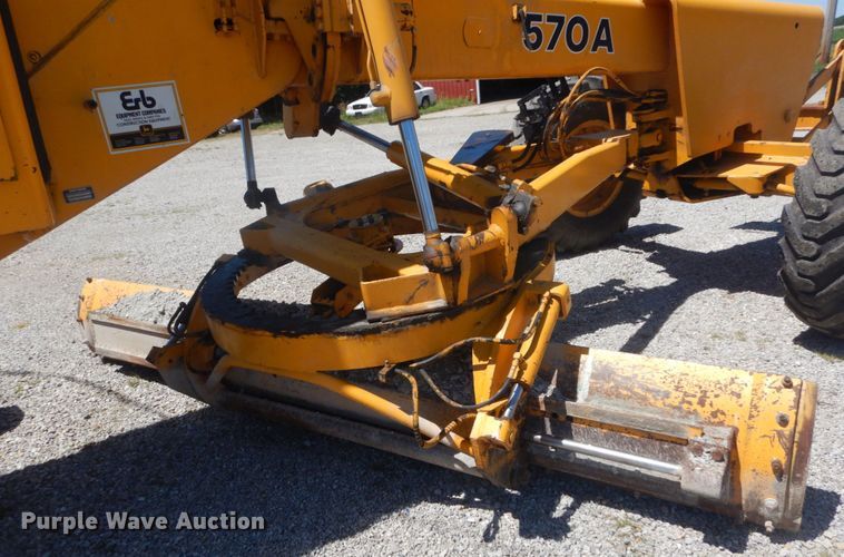 image for item IT9198 1984 John Deere 570A  motor grader