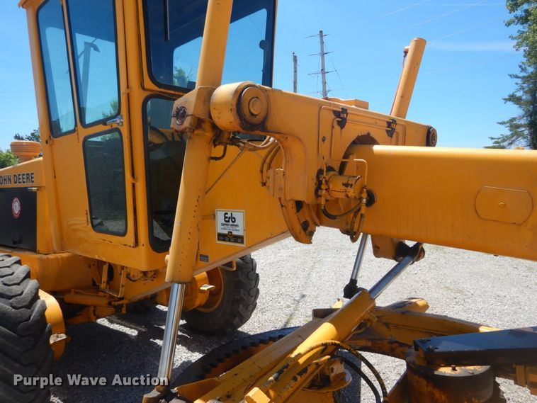 image for item IT9198 1984 John Deere 570A  motor grader