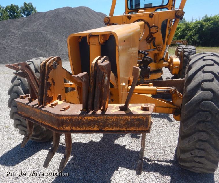 image for item IT9198 1984 John Deere 570A  motor grader