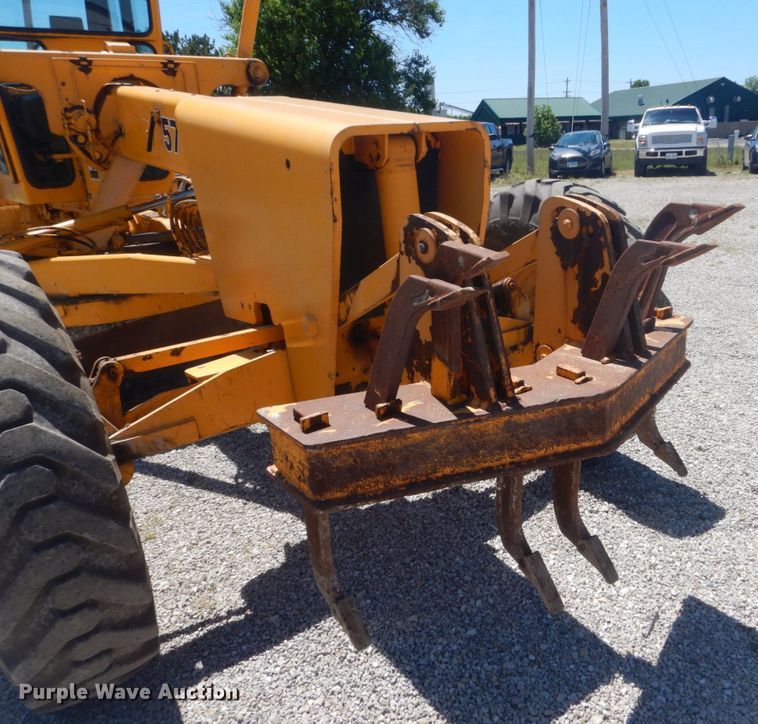 image for item IT9198 1984 John Deere 570A  motor grader