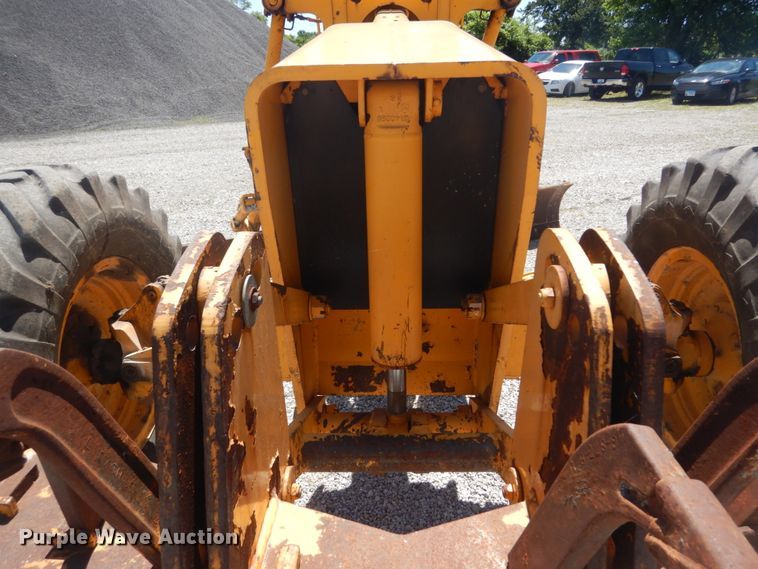 image for item IT9198 1984 John Deere 570A  motor grader