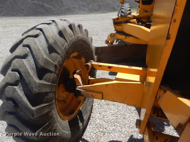 image for item IT9198 1984 John Deere 570A  motor grader