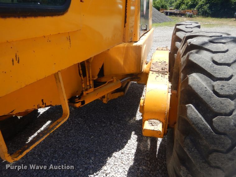 image for item IT9198 1984 John Deere 570A  motor grader