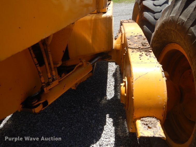 image for item IT9198 1984 John Deere 570A  motor grader