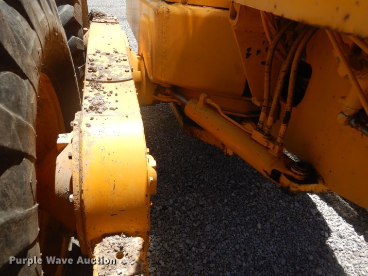 image for item IT9198 1984 John Deere 570A  motor grader