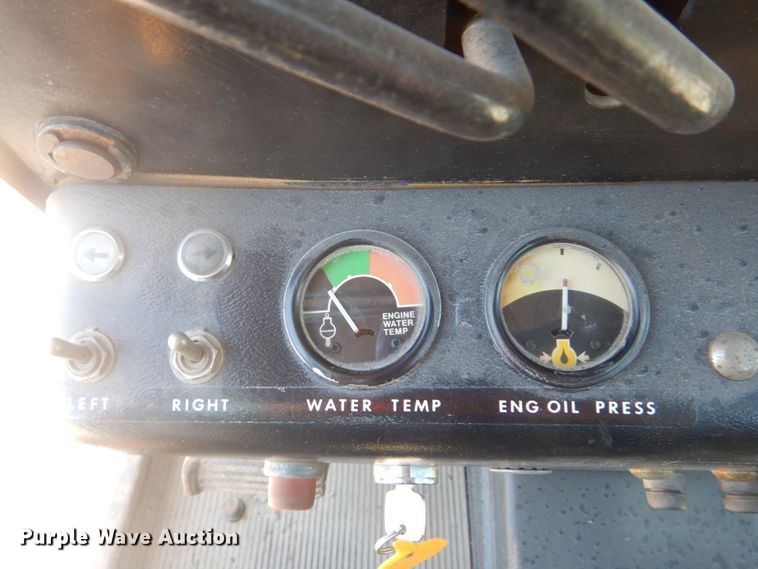 image for item IT9198 1984 John Deere 570A  motor grader