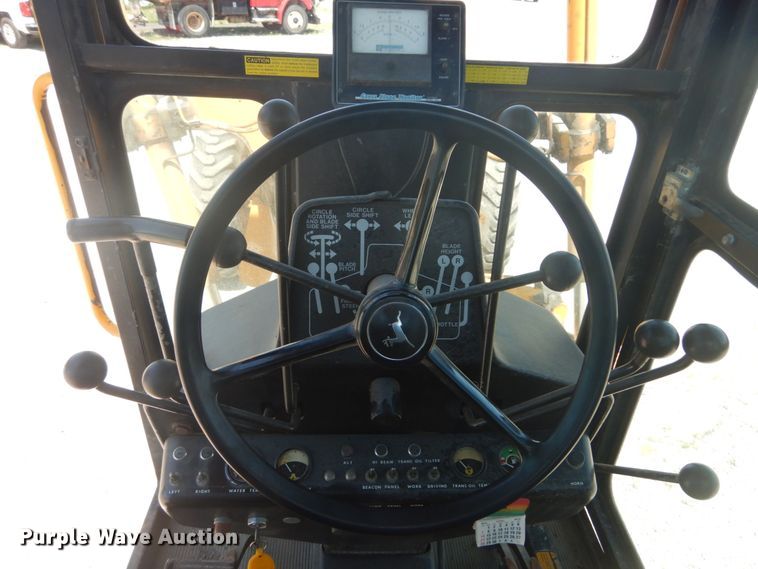 image for item IT9198 1984 John Deere 570A  motor grader