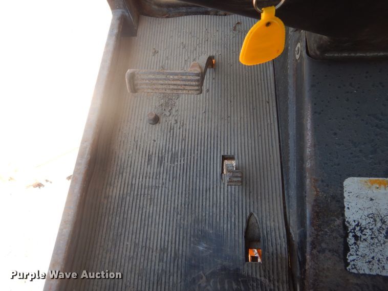 image for item IT9198 1984 John Deere 570A  motor grader