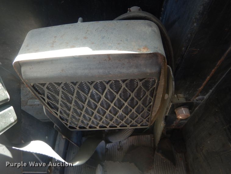 image for item IT9198 1984 John Deere 570A  motor grader