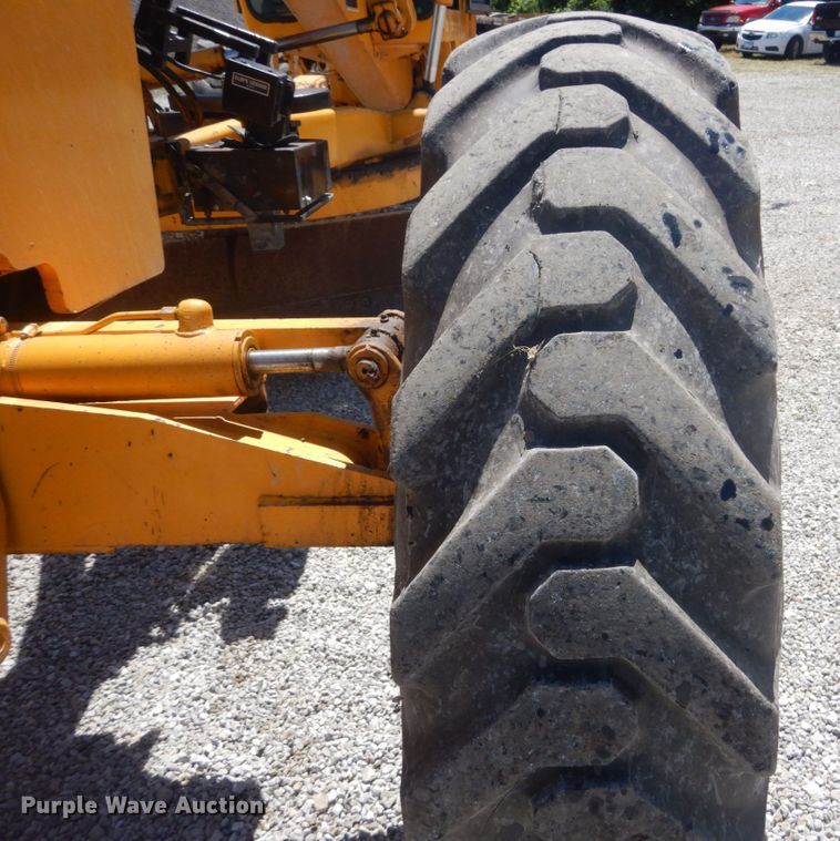 image for item IT9198 1984 John Deere 570A  motor grader