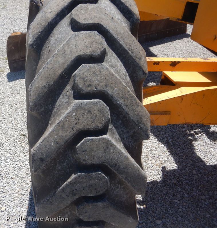 image for item IT9198 1984 John Deere 570A  motor grader