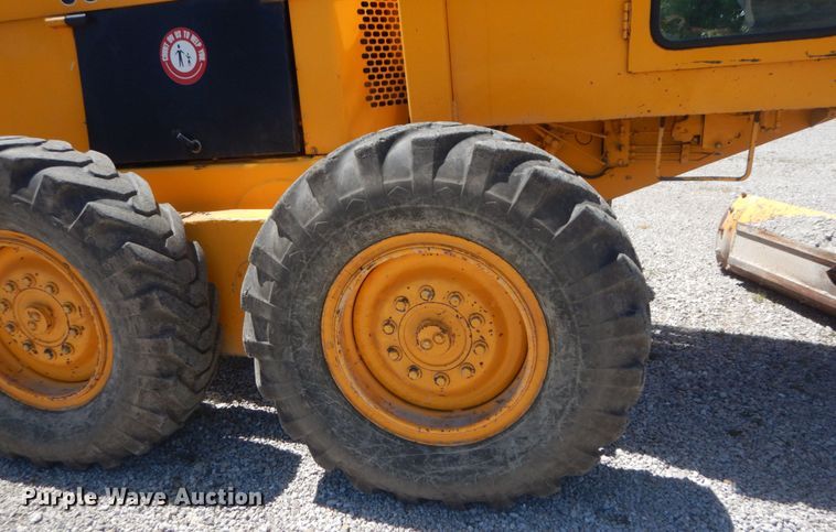 image for item IT9198 1984 John Deere 570A  motor grader