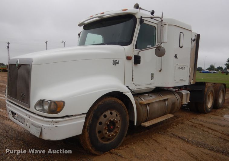 image for item IT9524 2001 International 9400  semi truck