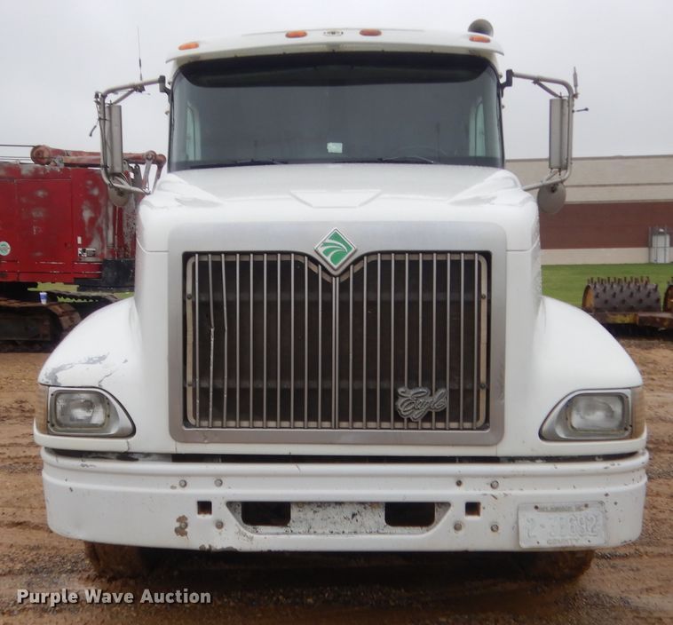 image for item IT9524 2001 International 9400  semi truck