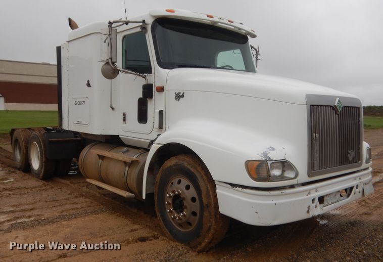 image for item IT9524 2001 International 9400  semi truck