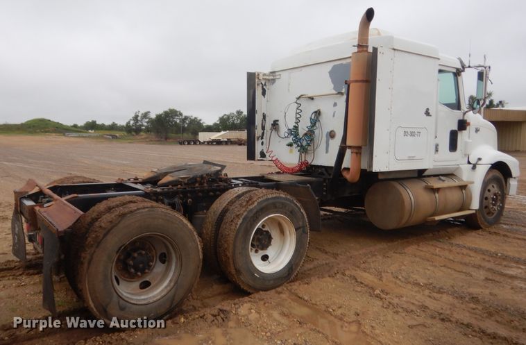 image for item IT9524 2001 International 9400  semi truck