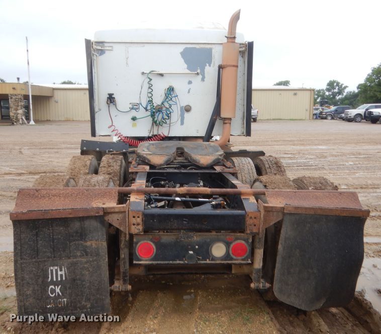 image for item IT9524 2001 International 9400  semi truck