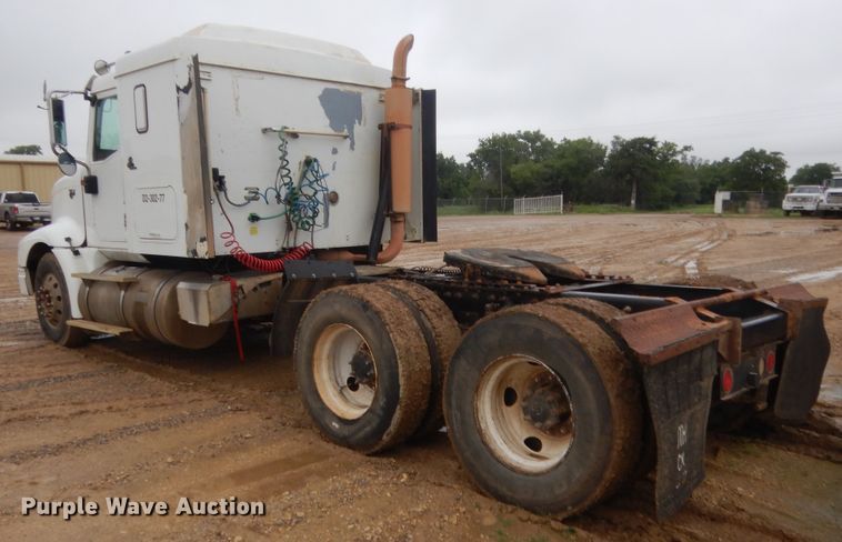 image for item IT9524 2001 International 9400  semi truck