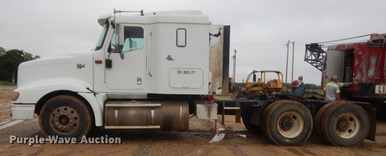 image for item IT9524 2001 International 9400  semi truck