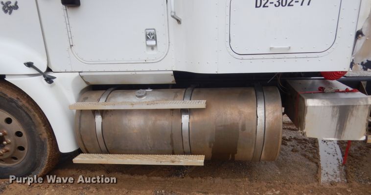 image for item IT9524 2001 International 9400  semi truck