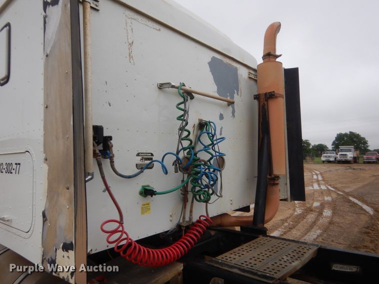 image for item IT9524 2001 International 9400  semi truck