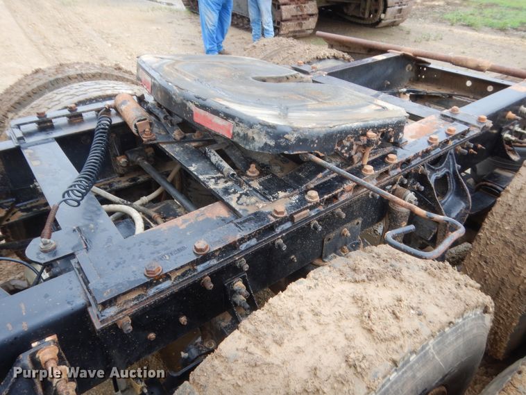 image for item IT9524 2001 International 9400  semi truck