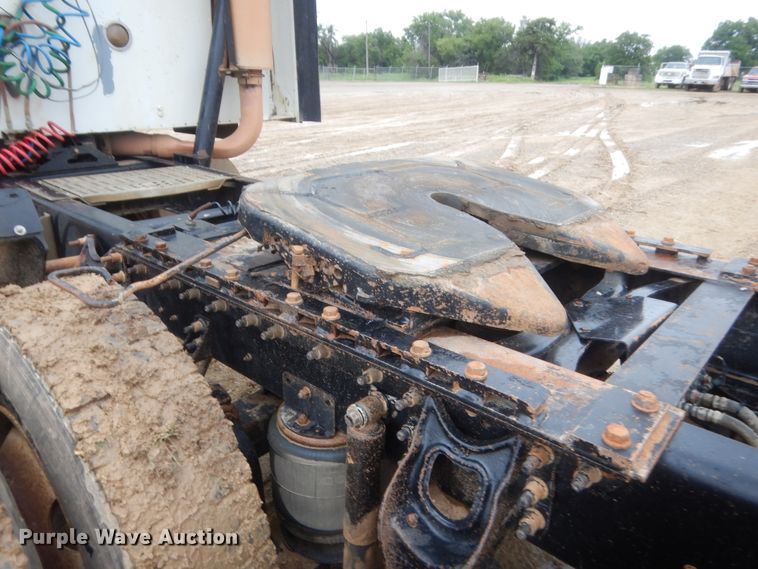 image for item IT9524 2001 International 9400  semi truck