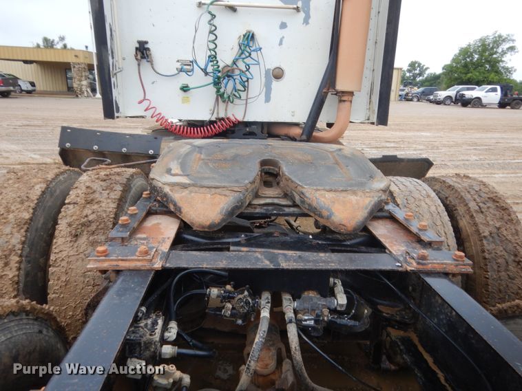 image for item IT9524 2001 International 9400  semi truck