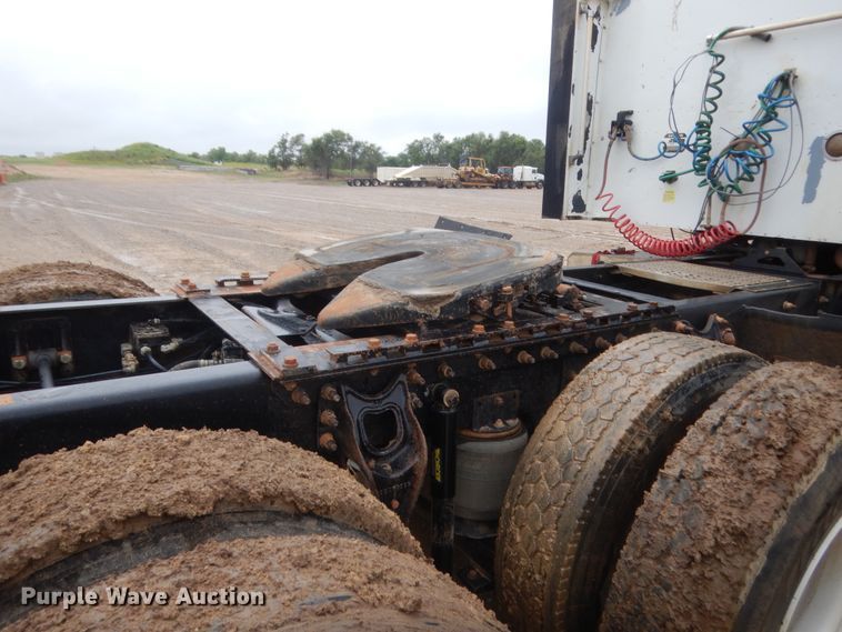 image for item IT9524 2001 International 9400  semi truck