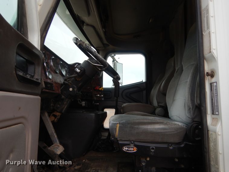 image for item IT9524 2001 International 9400  semi truck