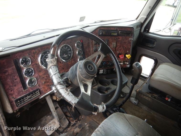 image for item IT9524 2001 International 9400  semi truck