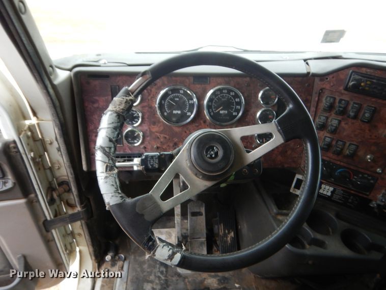 image for item IT9524 2001 International 9400  semi truck