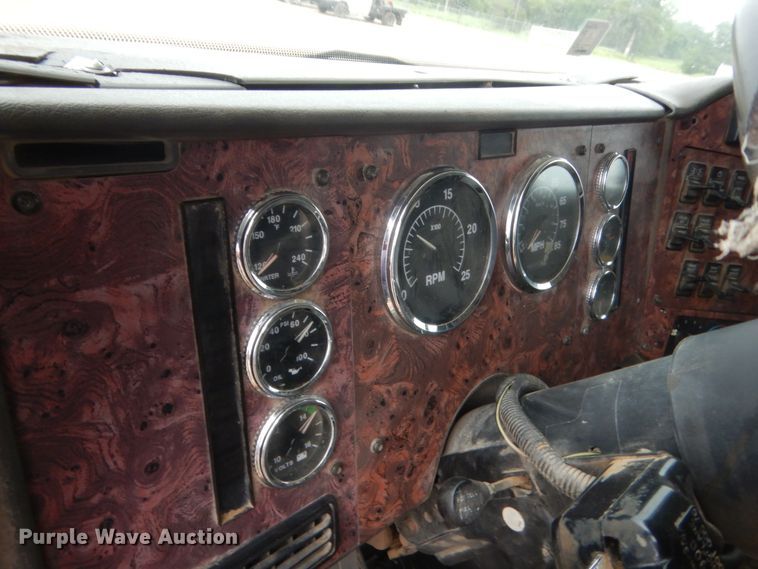 image for item IT9524 2001 International 9400  semi truck