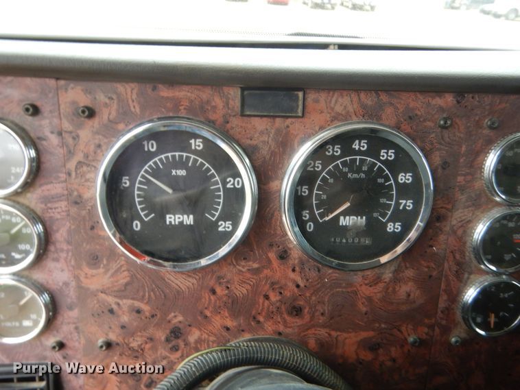 image for item IT9524 2001 International 9400  semi truck