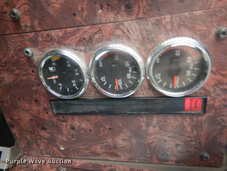 image for item IT9524 2001 International 9400  semi truck