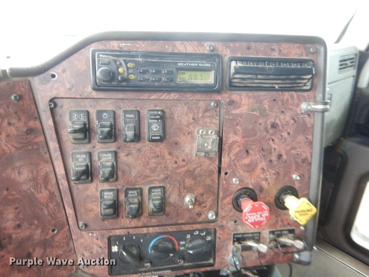 image for item IT9524 2001 International 9400  semi truck