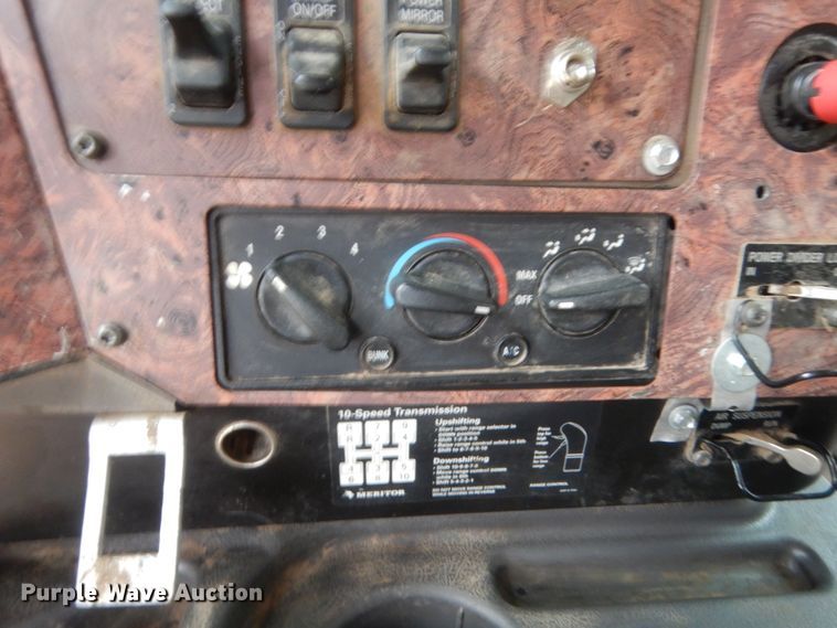 image for item IT9524 2001 International 9400  semi truck