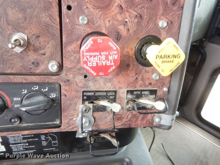 image for item IT9524 2001 International 9400  semi truck