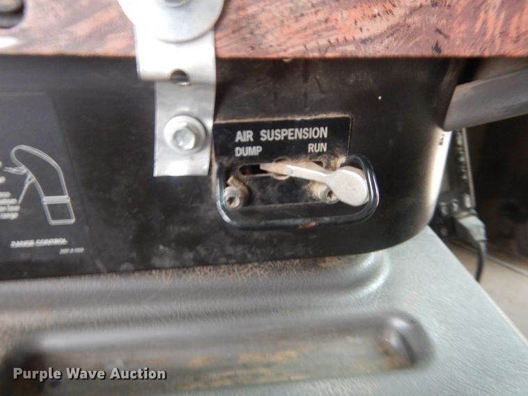 image for item IT9524 2001 International 9400  semi truck