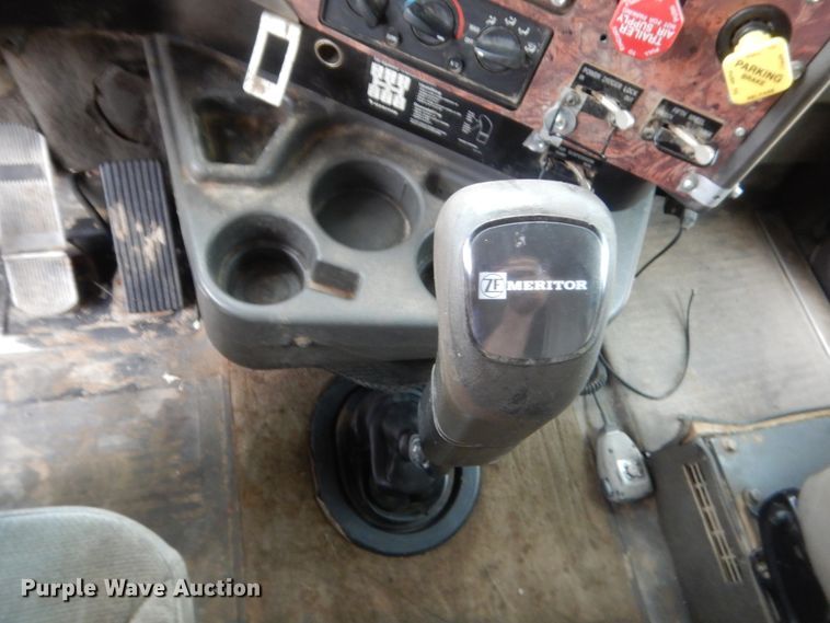 image for item IT9524 2001 International 9400  semi truck