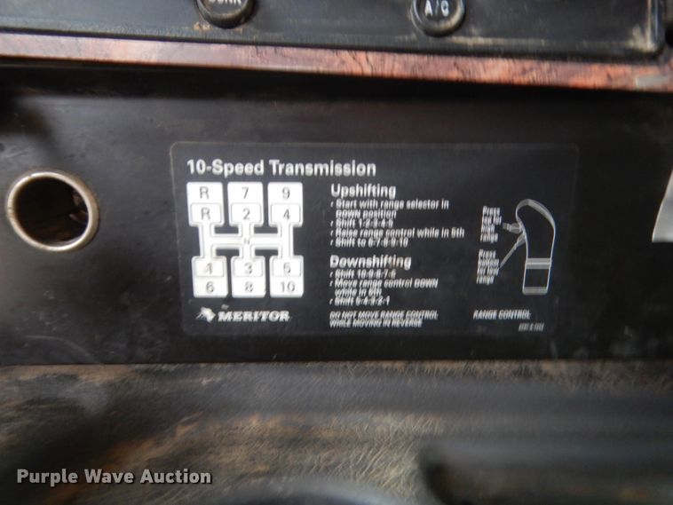 image for item IT9524 2001 International 9400  semi truck