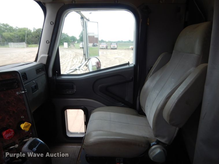 image for item IT9524 2001 International 9400  semi truck