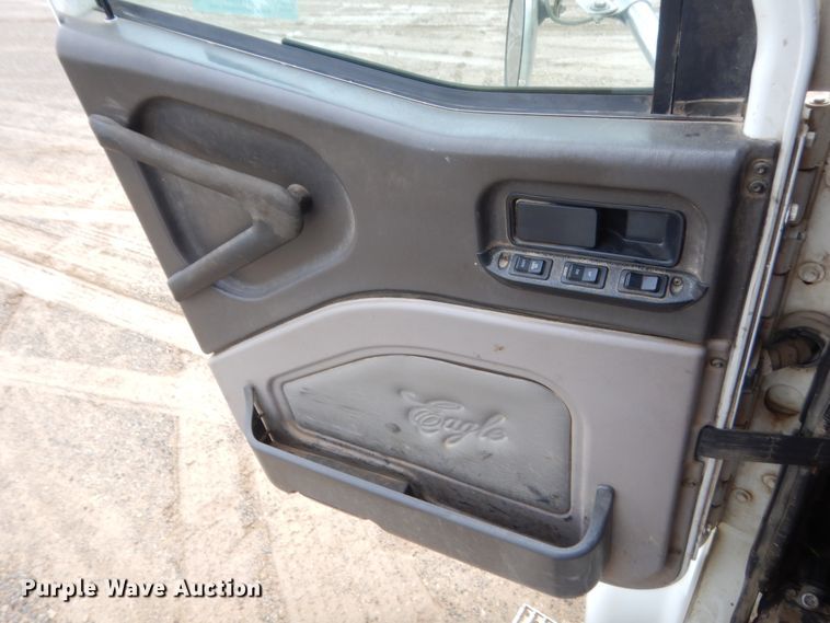 image for item IT9524 2001 International 9400  semi truck