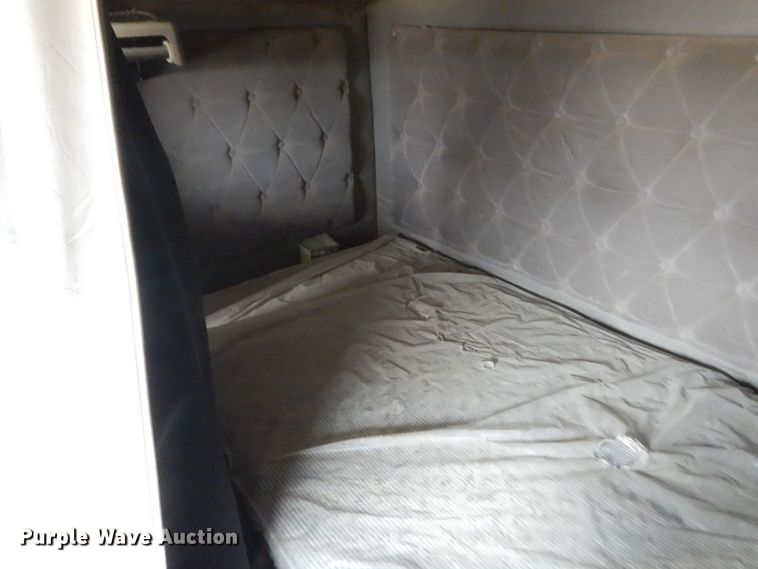 image for item IT9524 2001 International 9400  semi truck